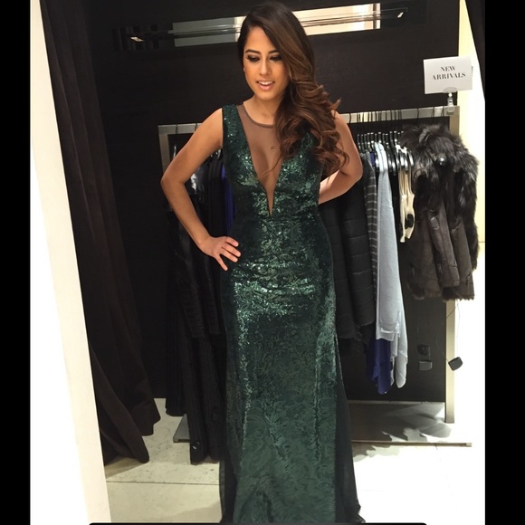 BCBGMAXAZRIA Sleeveless Deep V-Neck Green Gown - Picture 6 of 6